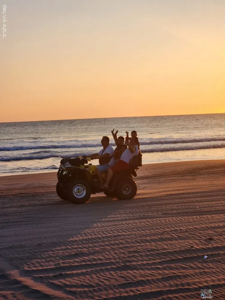 Paseo en moto en Puerto Arista en Playa Puerto Arista